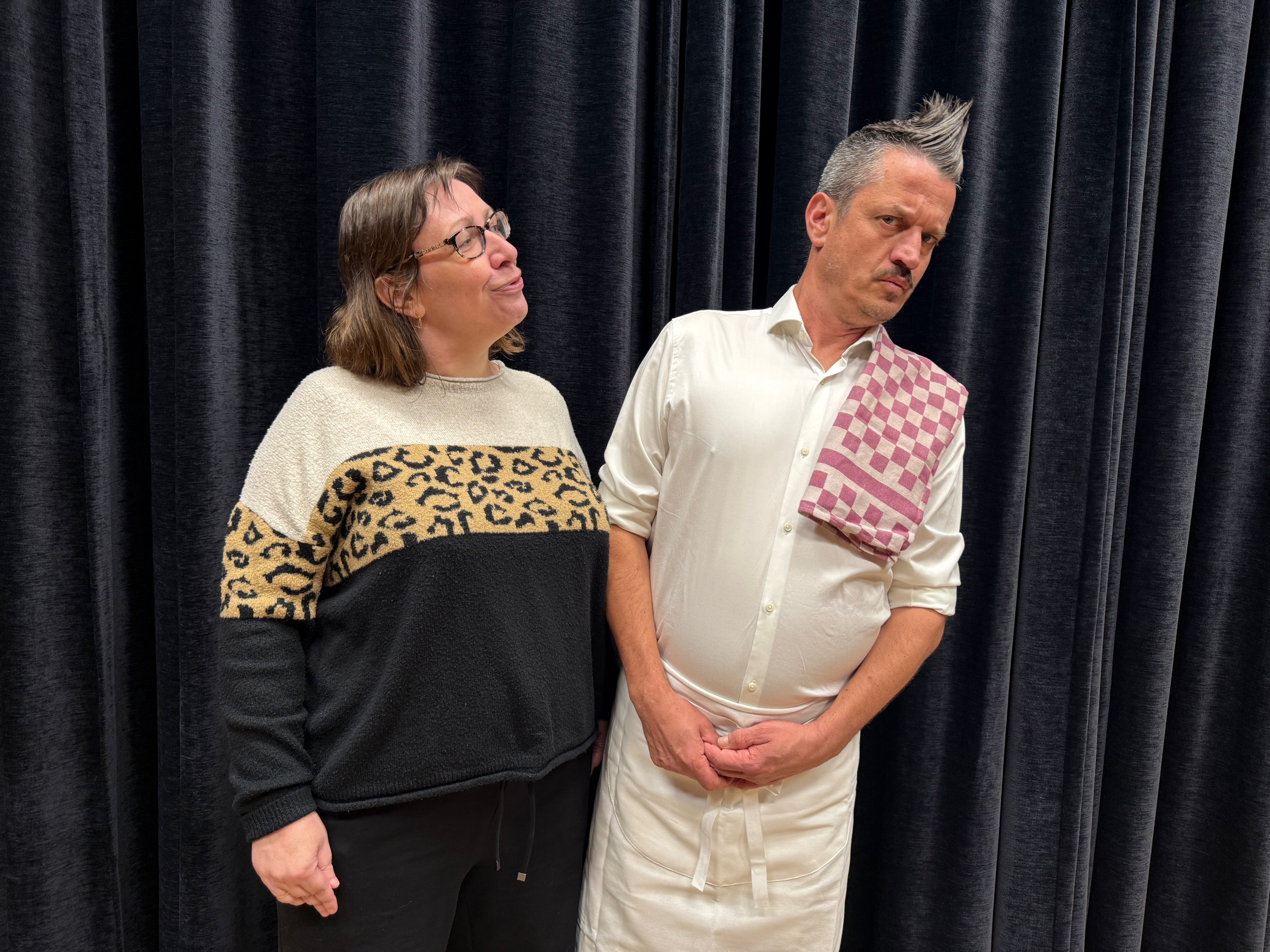 2 acteurs die Edith en René spelen met een zwarte doek op de achtergrond