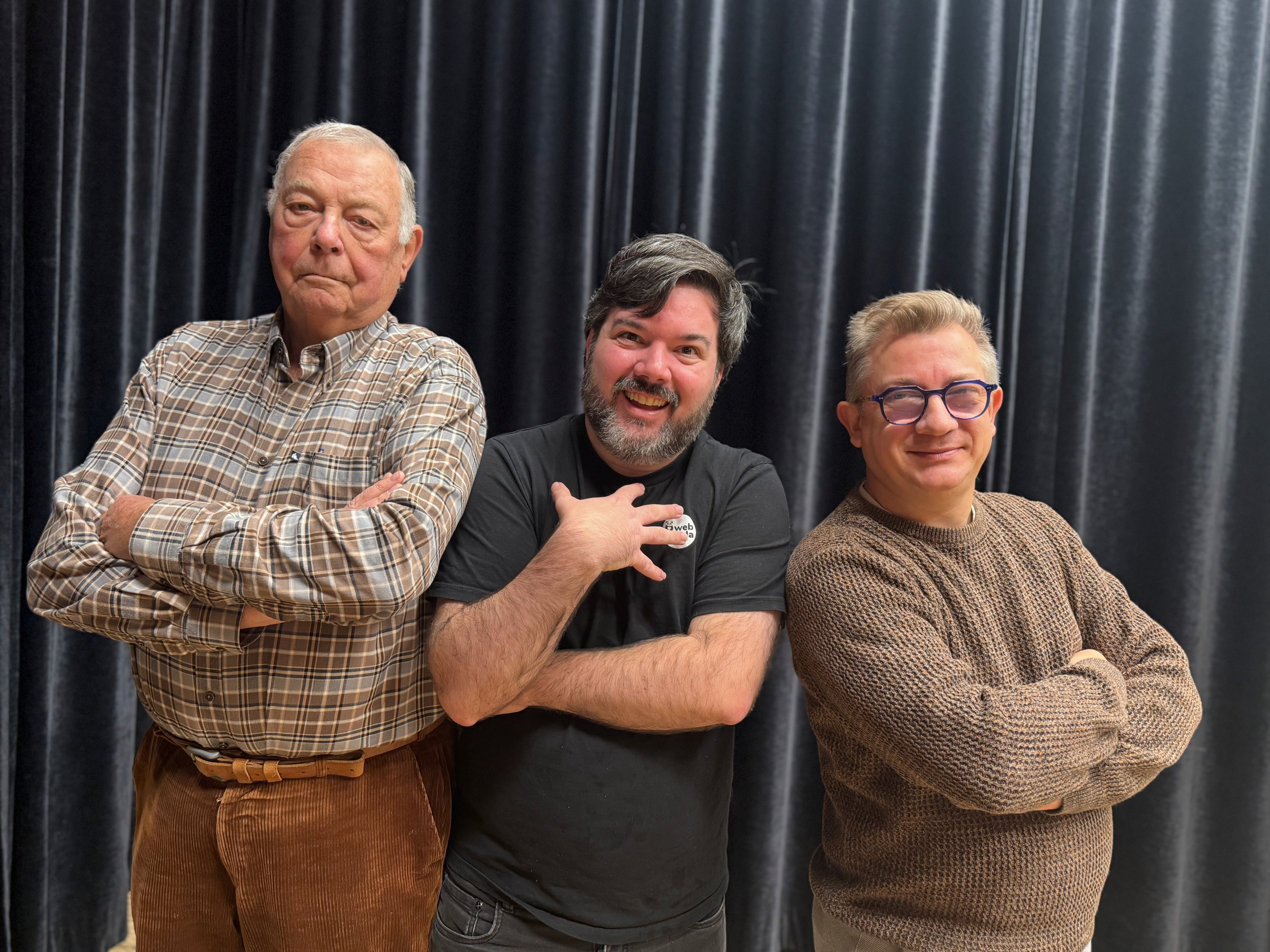 3 acteurs die de Duitse officieren spelen met een zwarte doek op de achtergrond